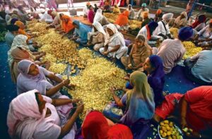 Trabajo voluntario preparar langar en Amritsar